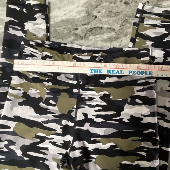 The Upside Pearl Camo Midi Leggings Size 8 (I1) - Picture 5 of 8